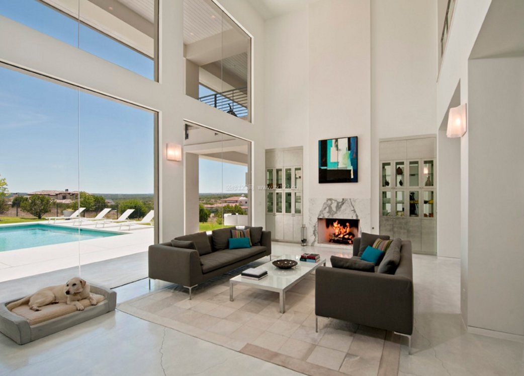 挑高小復(fù)式室內(nèi)玻璃房 通透美學(xué)與功能性的完美結(jié)合